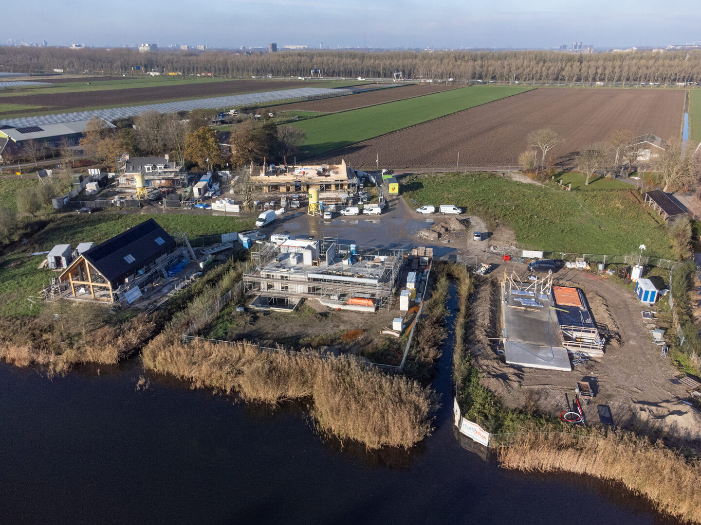 Drone foto van vijf woningen in aanbouw in Hof van Waelsicht