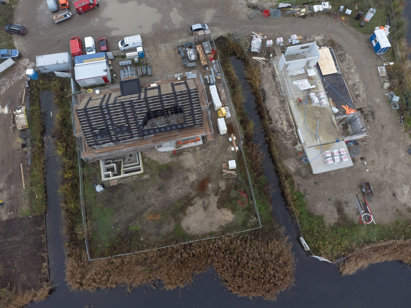 Drone foto van een schuurwoning in aanbouw in Hof van Waelsicht. Architect: DAVL Studio